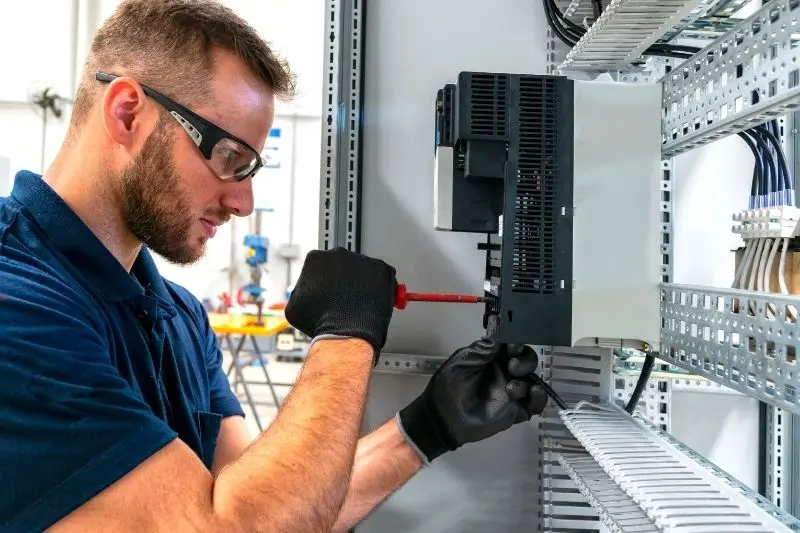 Quando contratar um eletricista profissional? 9 situações!